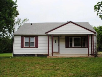 132 College St, Crocker, MO 65452