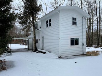 8 Dawson Rd, Worcester, MA 01602