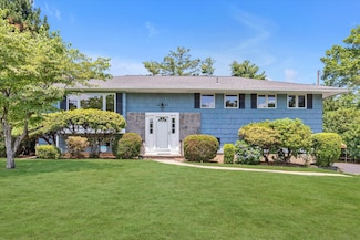 9 Bittersweet Ln, Glen Cove, NY 11542