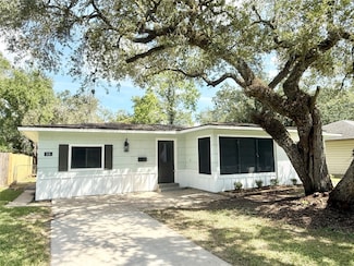 318 Caladium St, Lake Jackson, TX 77566