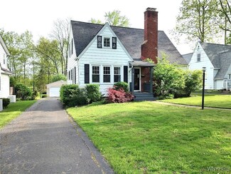 5 Woodland Pkwy, Angola, NY 14006