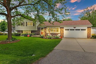 1511 Hillside Ln, McHenry, IL 60051
