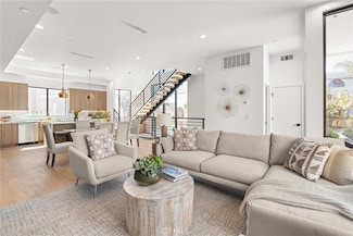 6502 N Contour Ln, Los Angeles, CA 91606