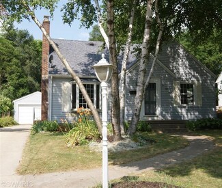 1057 Emerald Ave NE, Grand Rapids, MI 49503