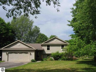 6626 Windwood Dr, Lake Ann, MI 49650