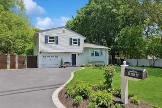 33 Elm St, Ronkonkoma, NY 11779