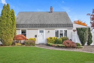 59 Gun Ln, Levittown, NY 11756