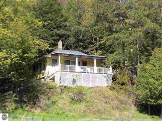 3410 Crystal Dr, Beulah, MI 49617