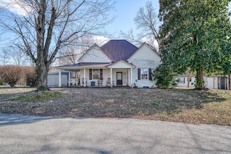 305 E University St, Livingston, TN 38570