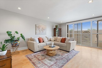 895 Woodside Ln E Unit 1, Sacramento, CA 95825