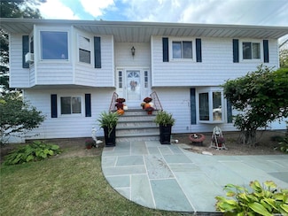18 Prescott Ave, Dix Hills, NY 11746