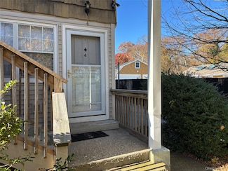 40 Canoe Place Rd Unit 4, Hampton Bays, NY 11946