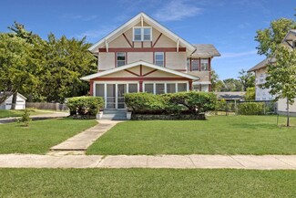 689 36th St, Des Moines, IA 50312