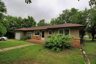 308 E 16th St, Ellis, KS 67637