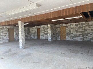 1790 W Goodwin St, Pleasanton, TX 78064