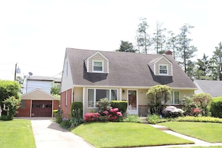 35 Morris Dr, New Hyde Park, NY 11040