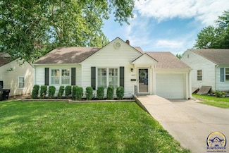 3827 SW Sena Dr, Topeka, KS 66604