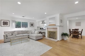 22335 Kittridge St, Woodland Hills, CA 91303