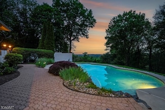10 Beacon Hill Dr, Chester, NJ 07930