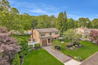 8 Astro Ct, Holtsville, NY 11742