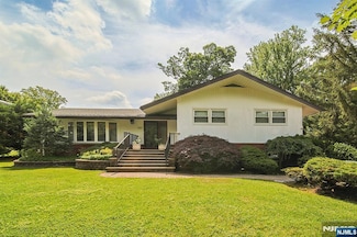 315 Castle Dr, Englewood Cliffs, NJ 07632