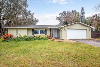 129 E Laurel Ave, Howey In the Hills, FL 34737