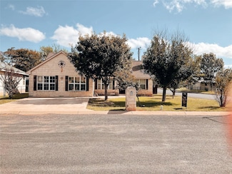 201 Green Oaks Loop, Fredericksburg, TX 78624