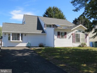 51 Goldenridge Dr, Levittown, PA 19057