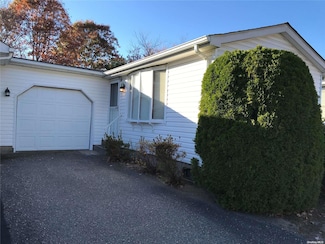 5129 Village Cir E, Manorville, NY 11949