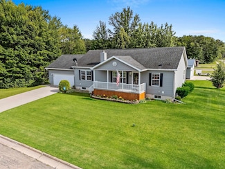 106 6th St, Oconto, WI 54153