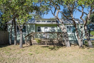 1617 S Doughty St, Rockport, TX 78382