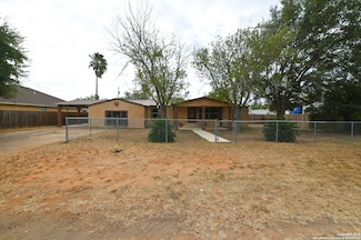 42 Mobile Rd, Cotulla, TX 78014