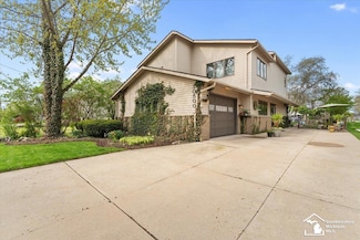 30500 Bayview Dr, Rockwood, MI 48173