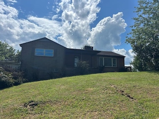 1960 Peakland Dr, Pulaski, VA 24301