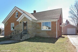 114 W State St, Fox Lake, WI 53933