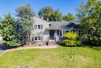 30 Brant Ave, Clark, NJ 07066