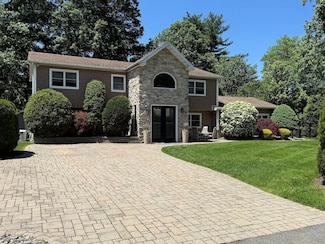 15 Spruce Ct, Nanuet, NY 10954