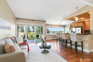 6714 Lake Washington Blvd NE Unit 4, Kirkland, WA 98033