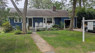 9 North Ct, Bayville, NY 11709