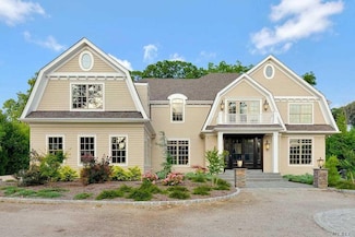 19 Meadow Glen Rd, Northport, NY 11768