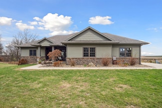 26741 Meadowview Ln, Delhi, IA 52223
