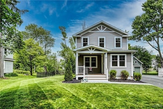 62 W Elizabeth St, Skaneateles, NY 13152