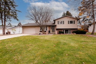 329 Park Crest Dr, Freeport, IL 61032
