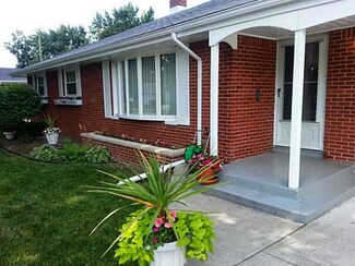 305 Meadow Ln, Walbridge, OH 43465