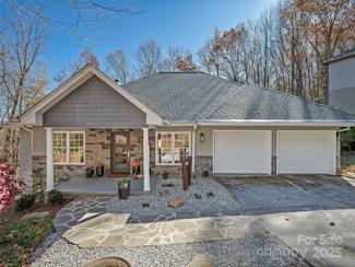 2508 Carriage Falls Ct, Hendersonville, NC 28791