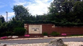 19 Turnberry Ln, Hazle Township, PA 18202