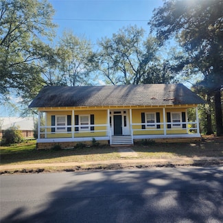 827 E Carrol St, Coushatta, LA 71019