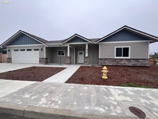 445 Tournament Dr, Florence, OR 97439