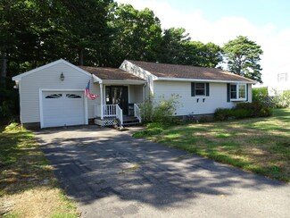 8 Stephens Ave, Wareham, MA 02571