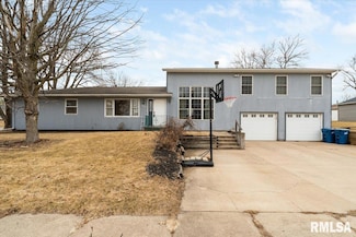 820 W Davenport St, Eldridge, IA 52748